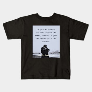 Guy de Maupassant portrait and quote: Les paroles d'amour, qui sont toujours les mêmes, prennent le goût des lèvres dont elles sortent. Kids T-Shirt